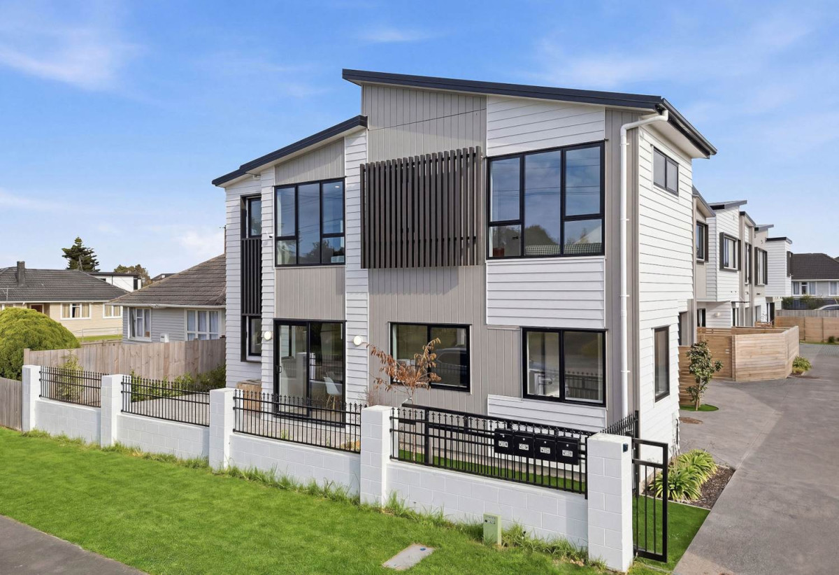 Brandnew standalone 4 beds + study room 2.5 baths home with garage, Located just a short, two-minute stroll from Flat Rock Reserve, the local Fishing Wharf, and the prestigious Auckland Rowing Club, 67A Jolson Road, Mt Wellington, Auckland