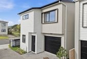 Brandnew standalone 4 beds + study room 2.5 baths home with garage, Located just a short, two-minute stroll from Flat Rock Reserve, the local Fishing Wharf, and the prestigious Auckland Rowing Club, 67A Jolson Road, Mt Wellington, Auckland