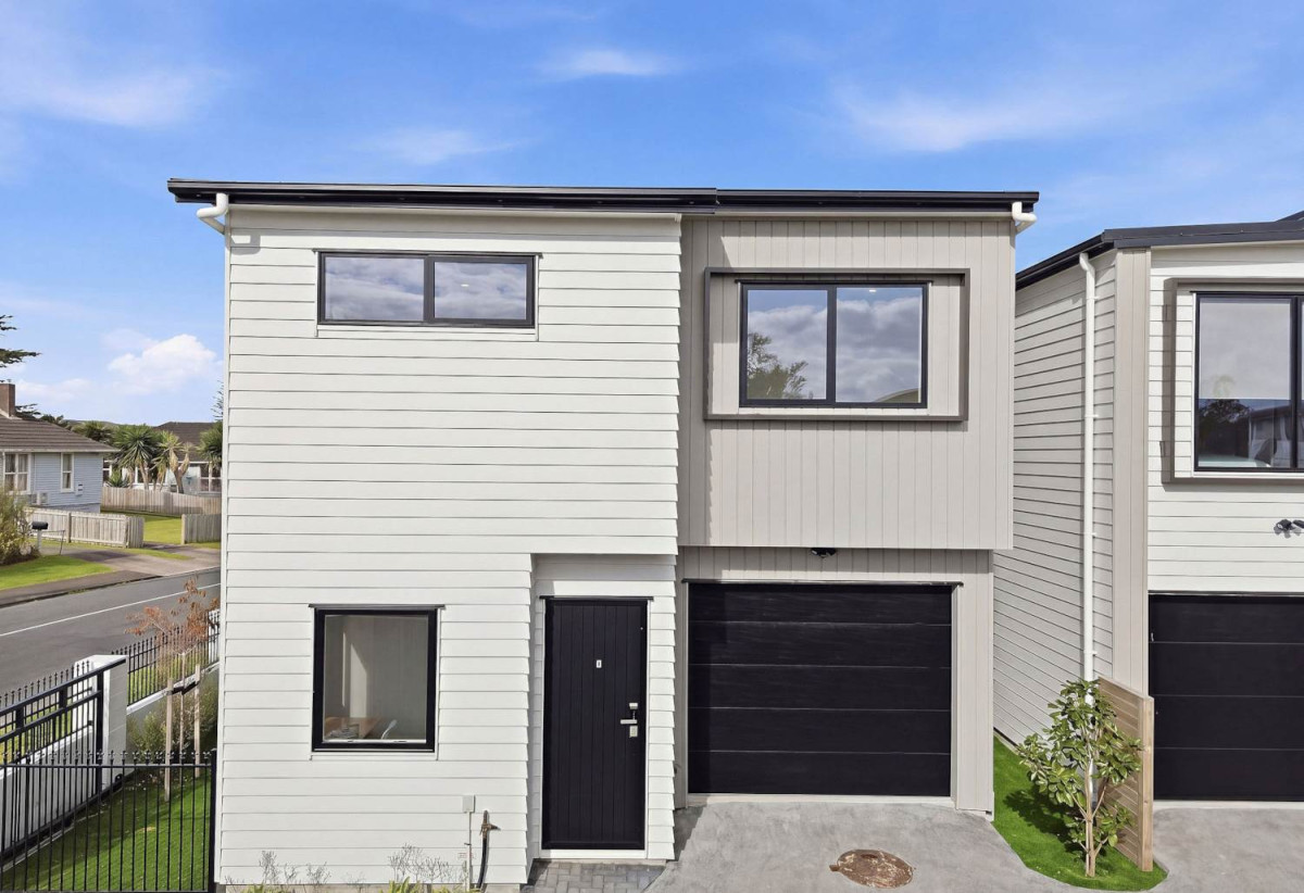 Brandnew standalone 4 beds + study room 2.5 baths home with garage, Located just a short, two-minute stroll from Flat Rock Reserve, the local Fishing Wharf, and the prestigious Auckland Rowing Club, 67A Jolson Road, Mt Wellington, Auckland