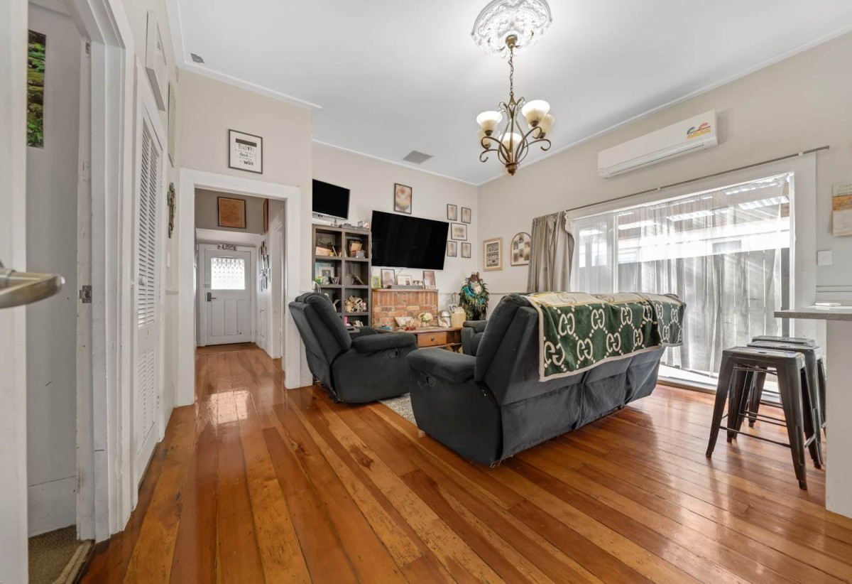 Must sell, Auction, Disclosed Reserve Price: $620K, 4 beds 1 bath house with swimming pool and car parks + a separate 1-bedroom sleepout complete with its own living area and bathroom, /94 Browns Road, Manurewa, Auckland