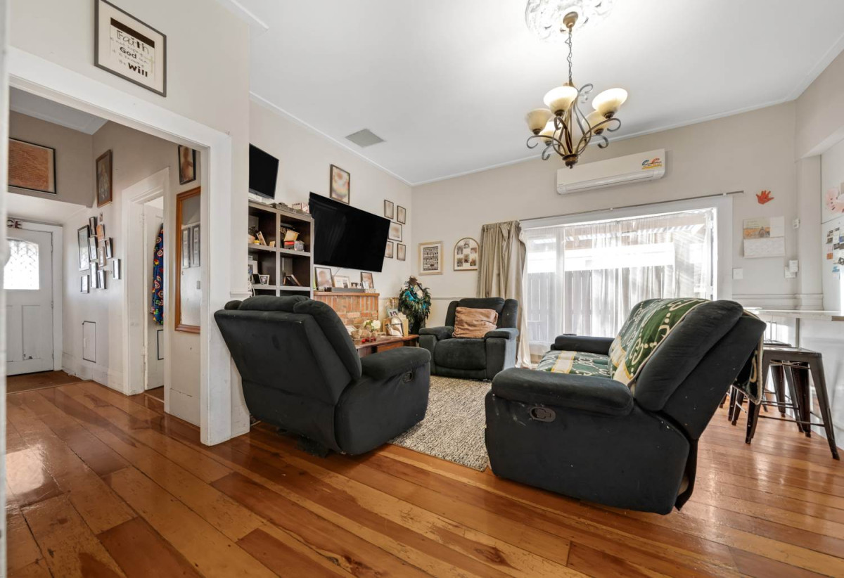 Must sell, Auction, Disclosed Reserve Price: $620K, 4 beds 1 bath house with swimming pool and car parks + a separate 1-bedroom sleepout complete with its own living area and bathroom, /94 Browns Road, Manurewa, Auckland
