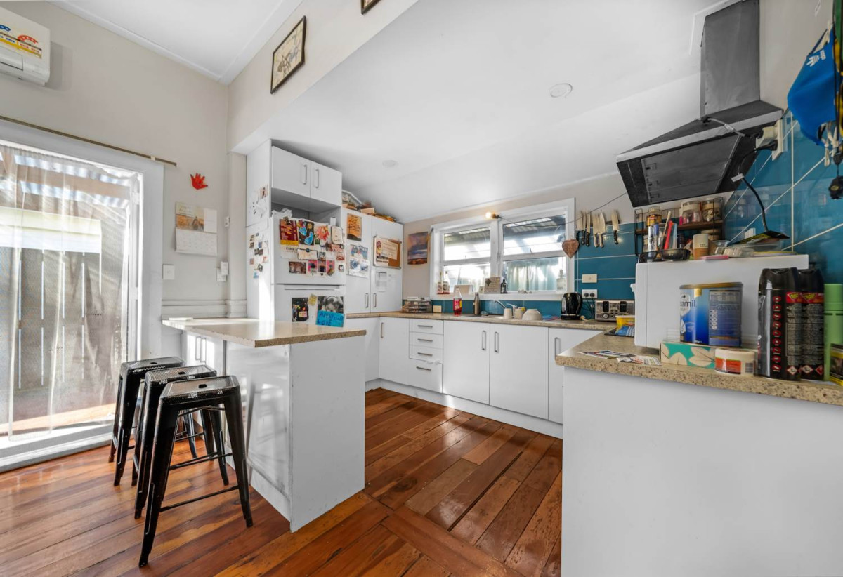 Must sell, Auction, Disclosed Reserve Price: $620K, 4 beds 1 bath house with swimming pool and car parks + a separate 1-bedroom sleepout complete with its own living area and bathroom, /94 Browns Road, Manurewa, Auckland