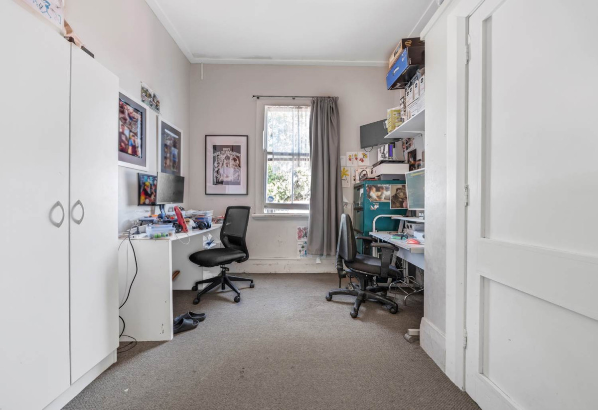 Must sell, Auction, Disclosed Reserve Price: $620K, 4 beds 1 bath house with swimming pool and car parks + a separate 1-bedroom sleepout complete with its own living area and bathroom, /94 Browns Road, Manurewa, Auckland