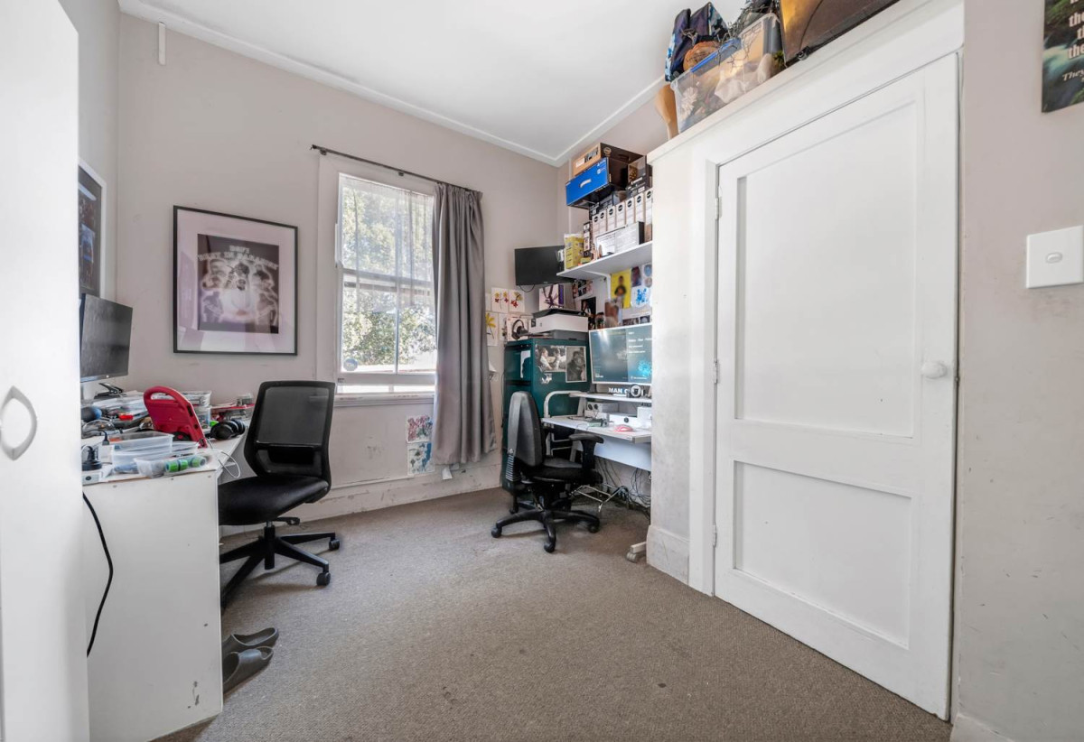 Must sell, Auction, Disclosed Reserve Price: $620K, 4 beds 1 bath house with swimming pool and car parks + a separate 1-bedroom sleepout complete with its own living area and bathroom, /94 Browns Road, Manurewa, Auckland