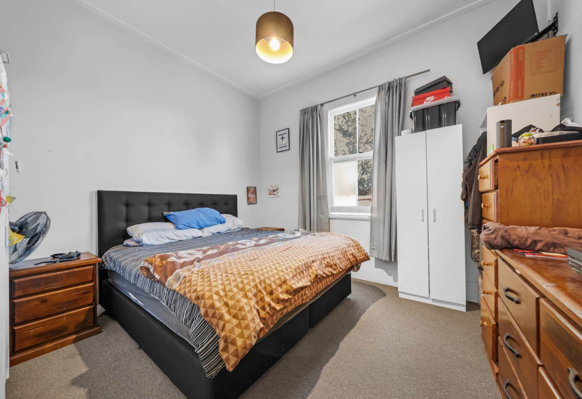 Must sell, Auction, Disclosed Reserve Price: $620K, 4 beds 1 bath house with swimming pool and car parks + a separate 1-bedroom sleepout complete with its own living area and bathroom, /94 Browns Road, Manurewa, Auckland