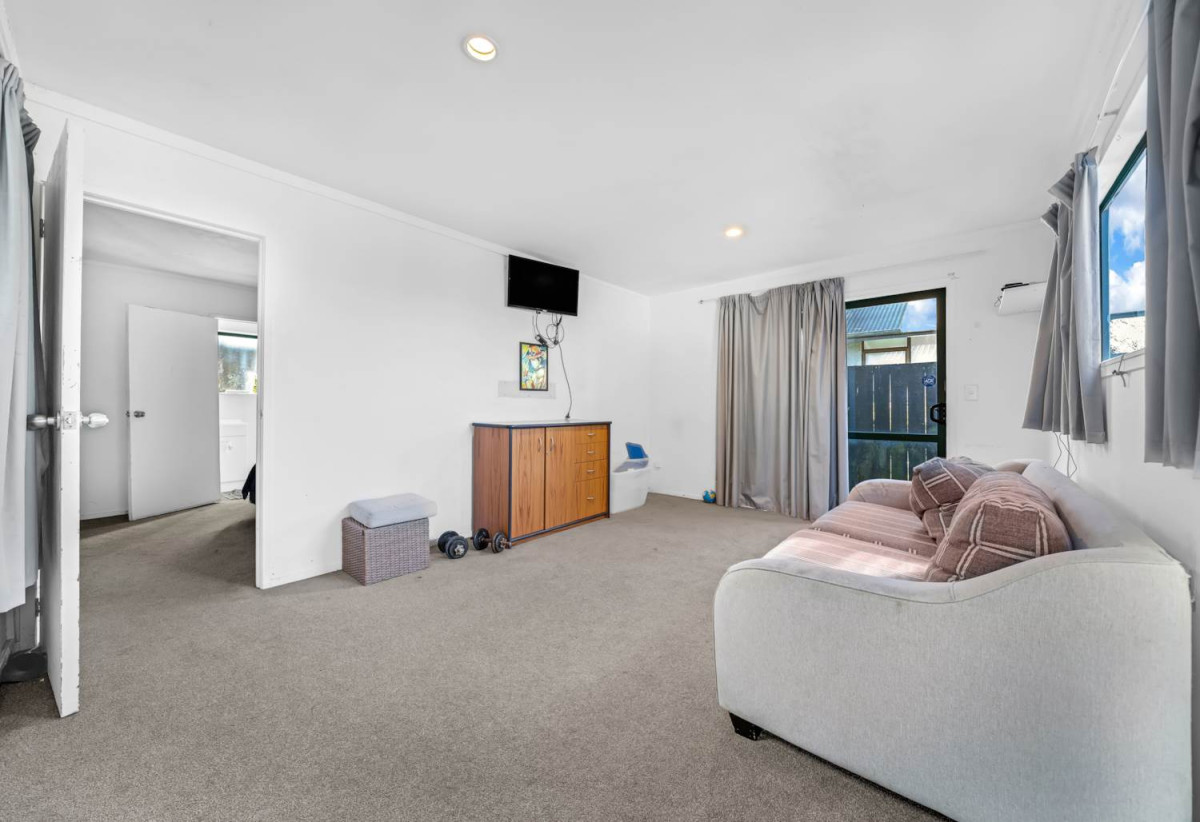 Must sell, Auction, Disclosed Reserve Price: $620K, 4 beds 1 bath house with swimming pool and car parks + a separate 1-bedroom sleepout complete with its own living area and bathroom, /94 Browns Road, Manurewa, Auckland