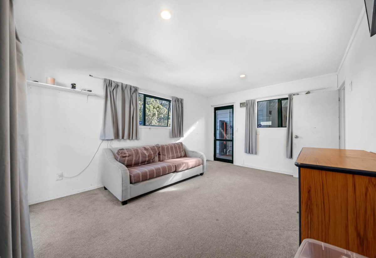 Must sell, Auction, Disclosed Reserve Price: $620K, 4 beds 1 bath house with swimming pool and car parks + a separate 1-bedroom sleepout complete with its own living area and bathroom, /94 Browns Road, Manurewa, Auckland