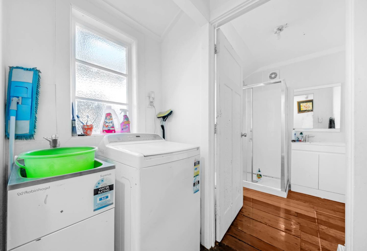 Must sell, Auction, Disclosed Reserve Price: $620K, 4 beds 1 bath house with swimming pool and car parks + a separate 1-bedroom sleepout complete with its own living area and bathroom, /94 Browns Road, Manurewa, Auckland