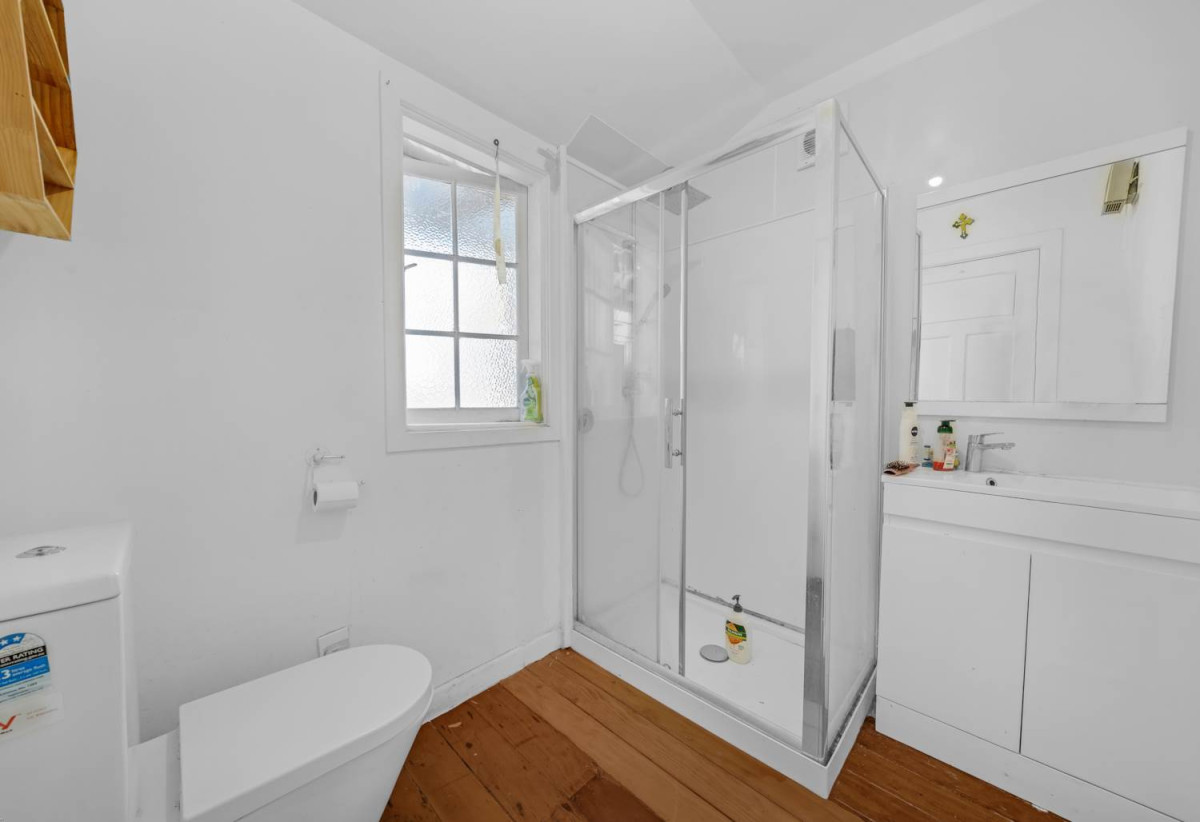 Must sell, Auction, Disclosed Reserve Price: $620K, 4 beds 1 bath house with swimming pool and car parks + a separate 1-bedroom sleepout complete with its own living area and bathroom, /94 Browns Road, Manurewa, Auckland