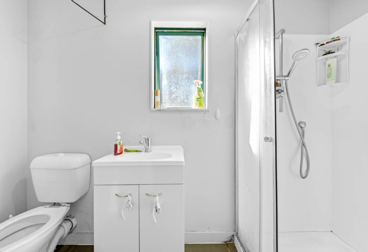 Must sell, Auction, Disclosed Reserve Price: $620K, 4 beds 1 bath house with swimming pool and car parks + a separate 1-bedroom sleepout complete with its own living area and bathroom, /94 Browns Road, Manurewa, Auckland