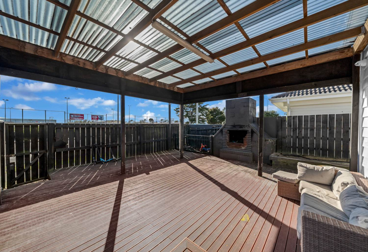 Must sell, Auction, Disclosed Reserve Price: $620K, 4 beds 1 bath house with swimming pool and car parks + a separate 1-bedroom sleepout complete with its own living area and bathroom, /94 Browns Road, Manurewa, Auckland