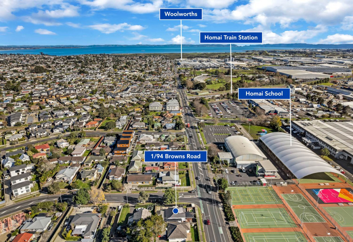 Must sell, Auction, Disclosed Reserve Price: $620K, 4 beds 1 bath house with swimming pool and car parks + a separate 1-bedroom sleepout complete with its own living area and bathroom, /94 Browns Road, Manurewa, Auckland