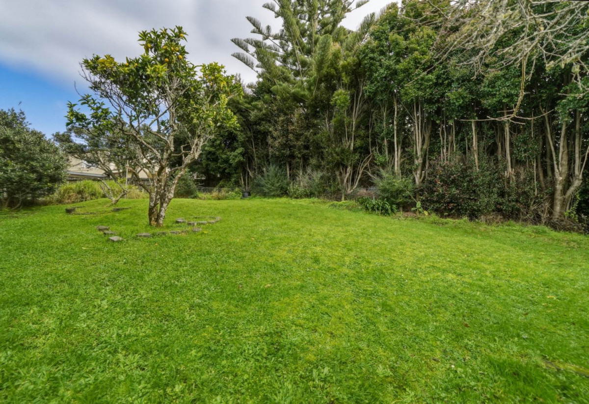 Double Westlake school zone, 675m2 section, 8 beds 2.5 baths house, a tandem double garage for 2 cars, 12 Bruce Road, Glenfield, Auckland
