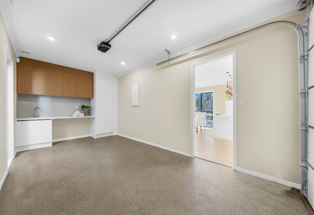 Brandnew standalone 4 beds 2.5 baths home with garage, Sunny deck and paved patio, fully fenced yard, Ventilation system and intercom, Lot 3/25 La Perouse Street, Botany Downs, Auckland