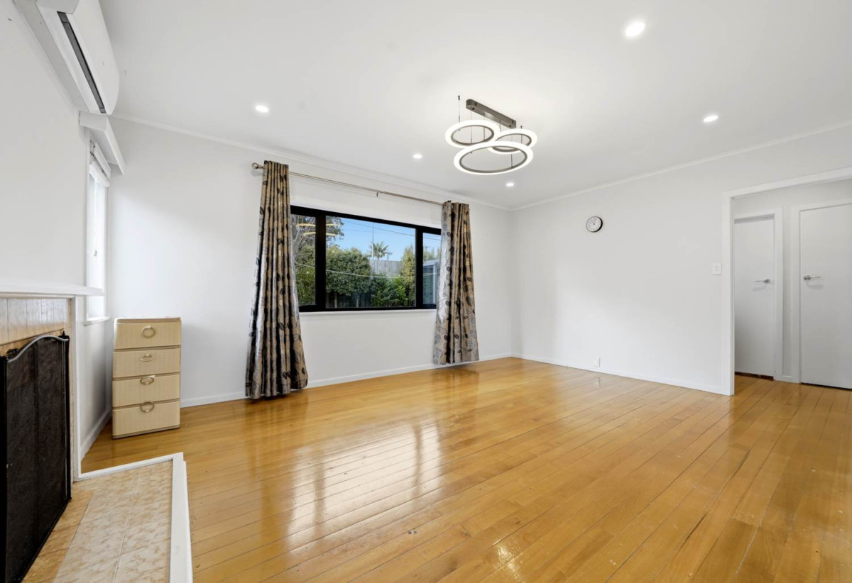 Renovated & Move-in ready in Double Westlake Zone, 3 beds 1 bath house with standalone garage, 190 Forrest Hill Road, Forrest Hill, Auckland