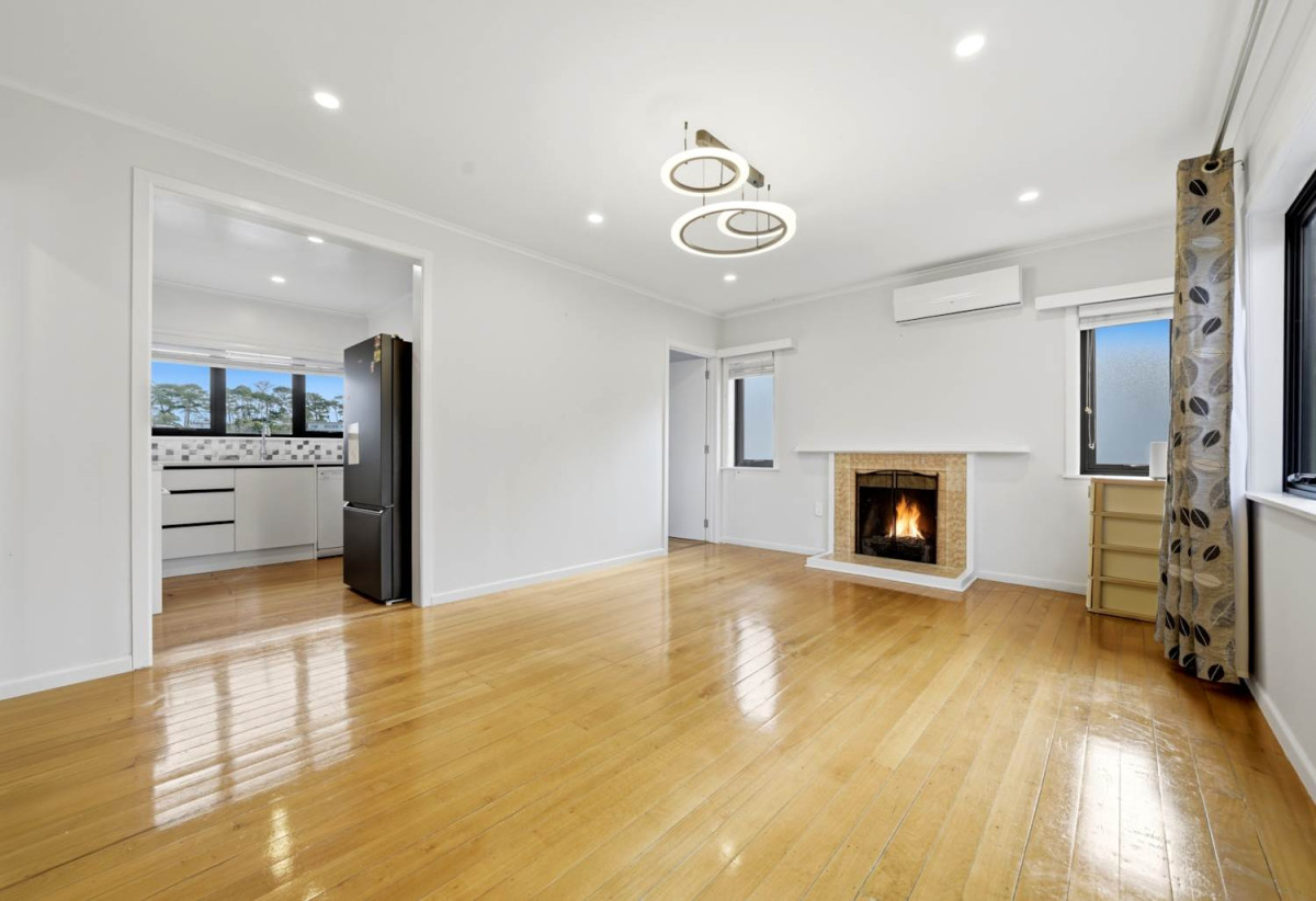 Renovated & Move-in ready in Double Westlake Zone, 3 beds 1 bath house with standalone garage, 190 Forrest Hill Road, Forrest Hill, Auckland
