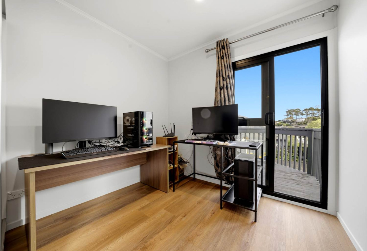 Renovated & Move-in ready in Double Westlake Zone, 3 beds 1 bath house with standalone garage, 190 Forrest Hill Road, Forrest Hill, Auckland