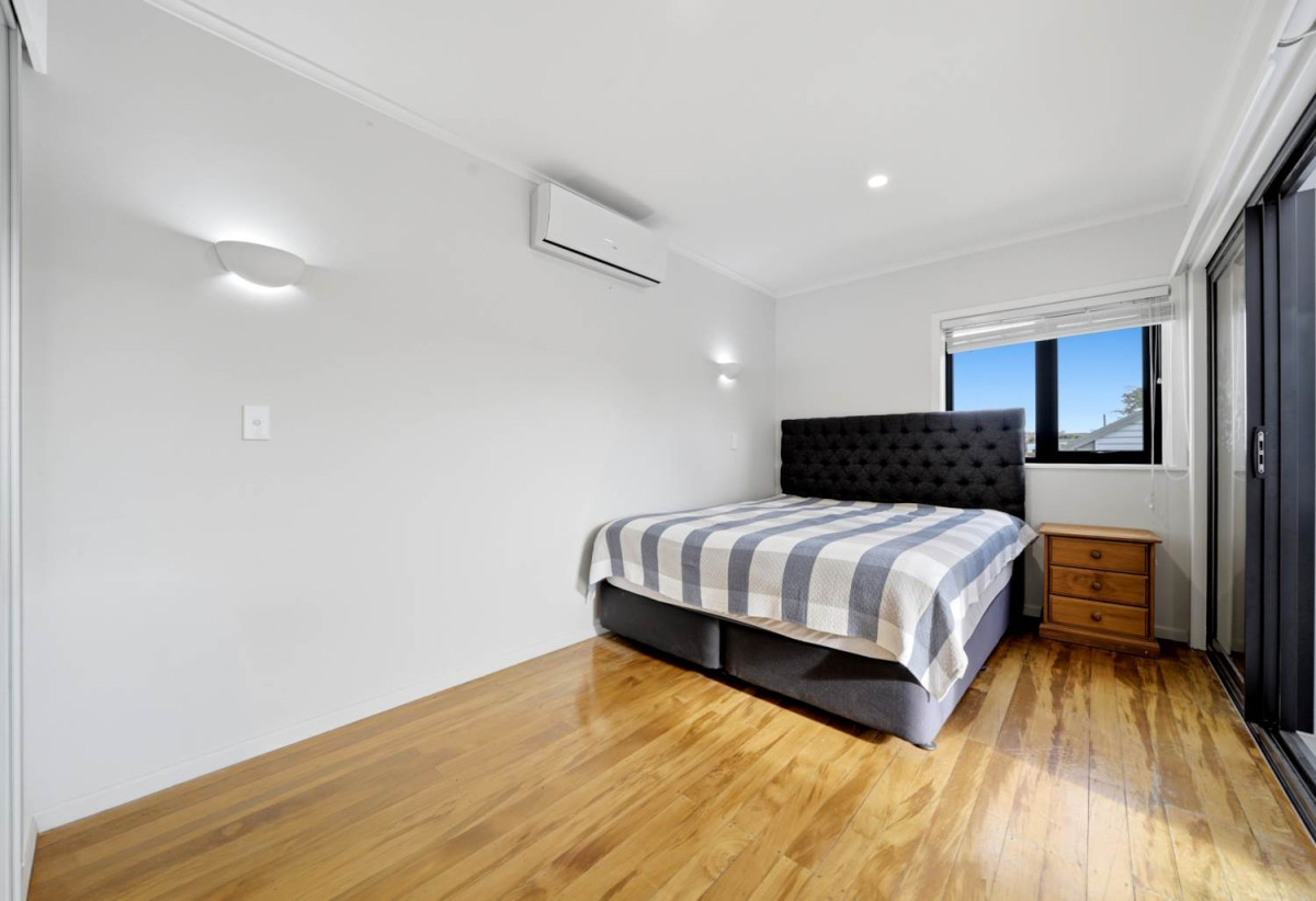 Renovated & Move-in ready in Double Westlake Zone, 3 beds 1 bath house with standalone garage, 190 Forrest Hill Road, Forrest Hill, Auckland
