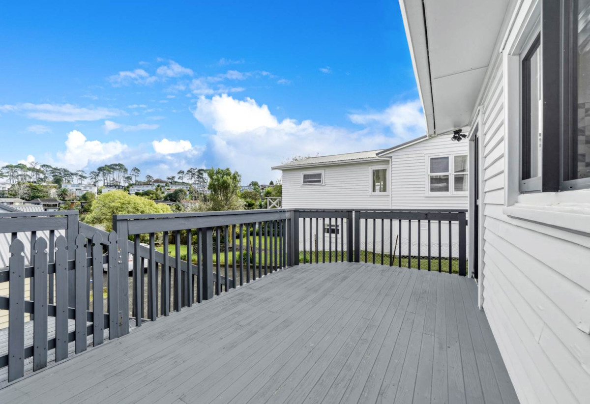 Renovated & Move-in ready in Double Westlake Zone, 3 beds 1 bath house with standalone garage, 190 Forrest Hill Road, Forrest Hill, Auckland