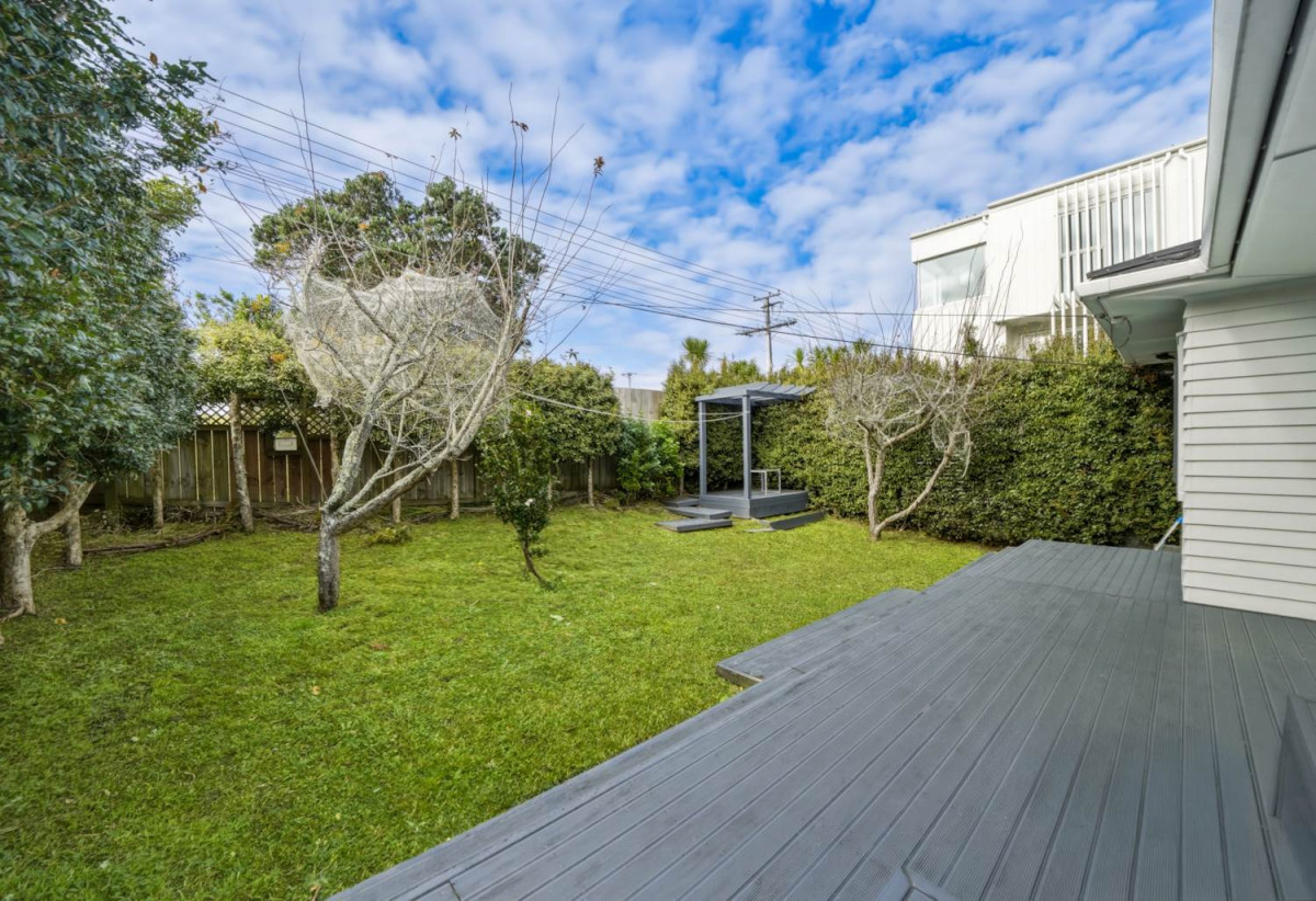 Renovated & Move-in ready in Double Westlake Zone, 3 beds 1 bath house with standalone garage, 190 Forrest Hill Road, Forrest Hill, Auckland