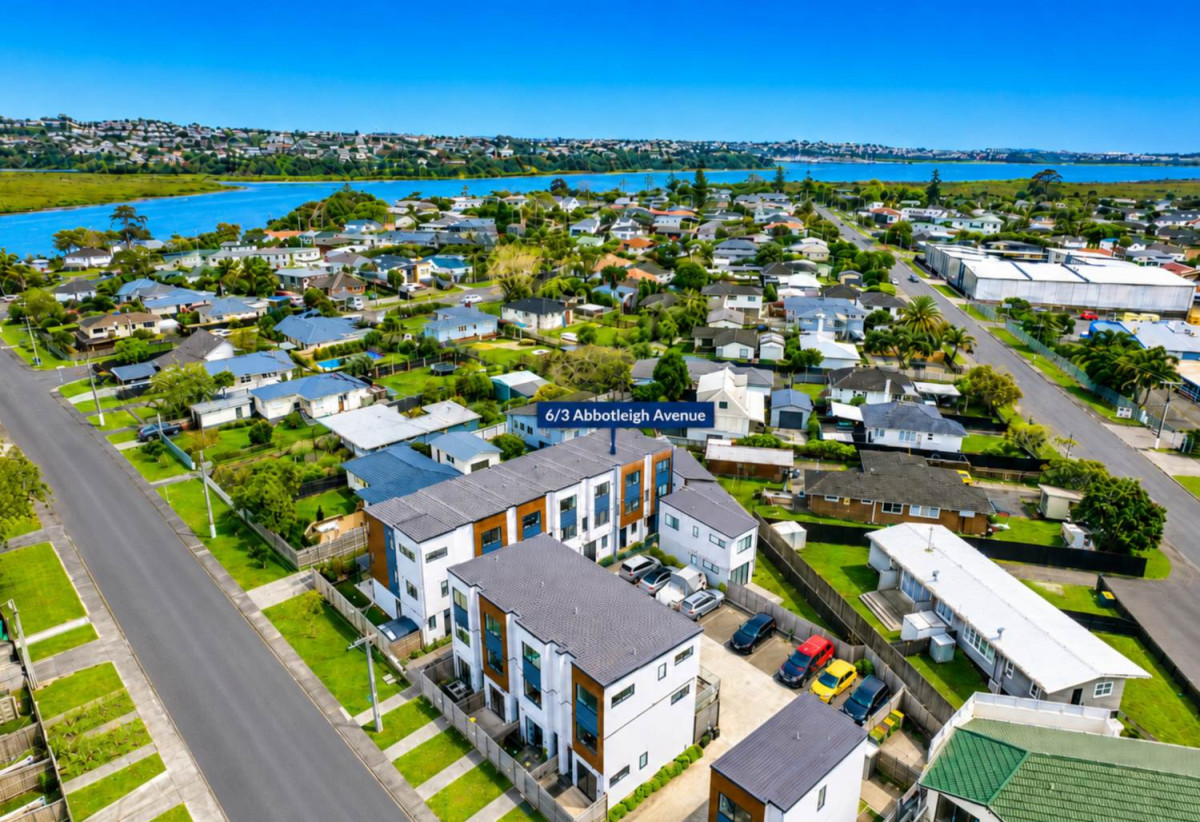 Asking $685,000 – priced for an immediate sale, 99m2 Affordable 3 beds 2.5 baths home with car park, Flexible second living area or home office, 6/3 Abbotleigh Avenue, Te Atatu Peninsula, Auckland