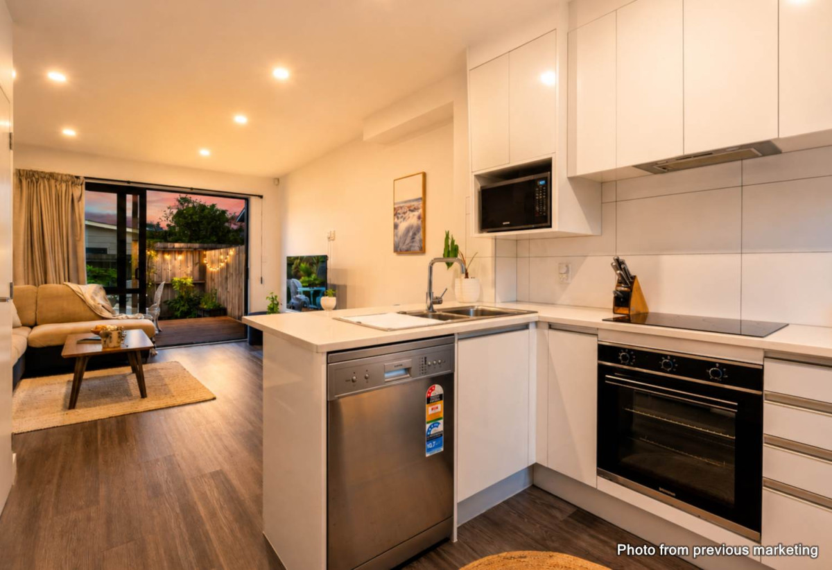 Asking $685,000 – priced for an immediate sale, 99m2 Affordable 3 beds 2.5 baths home with car park, Flexible second living area or home office, 6/3 Abbotleigh Avenue, Te Atatu Peninsula, Auckland