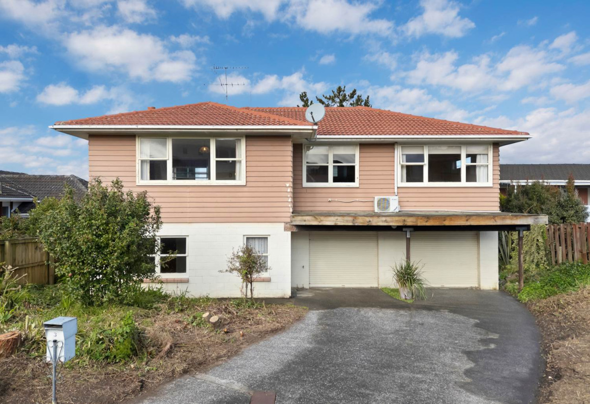 Must Sell, Deceased Estate, 220m2 4 beds 2 baths house with double garage, Huge rumpus room with separate laundry, Potential to reconfigure into a spacious 5-bedroom, 3-bathroom family home (subject to Auckland Council approval), 3 Welland Place, Hillcrest, Auckland