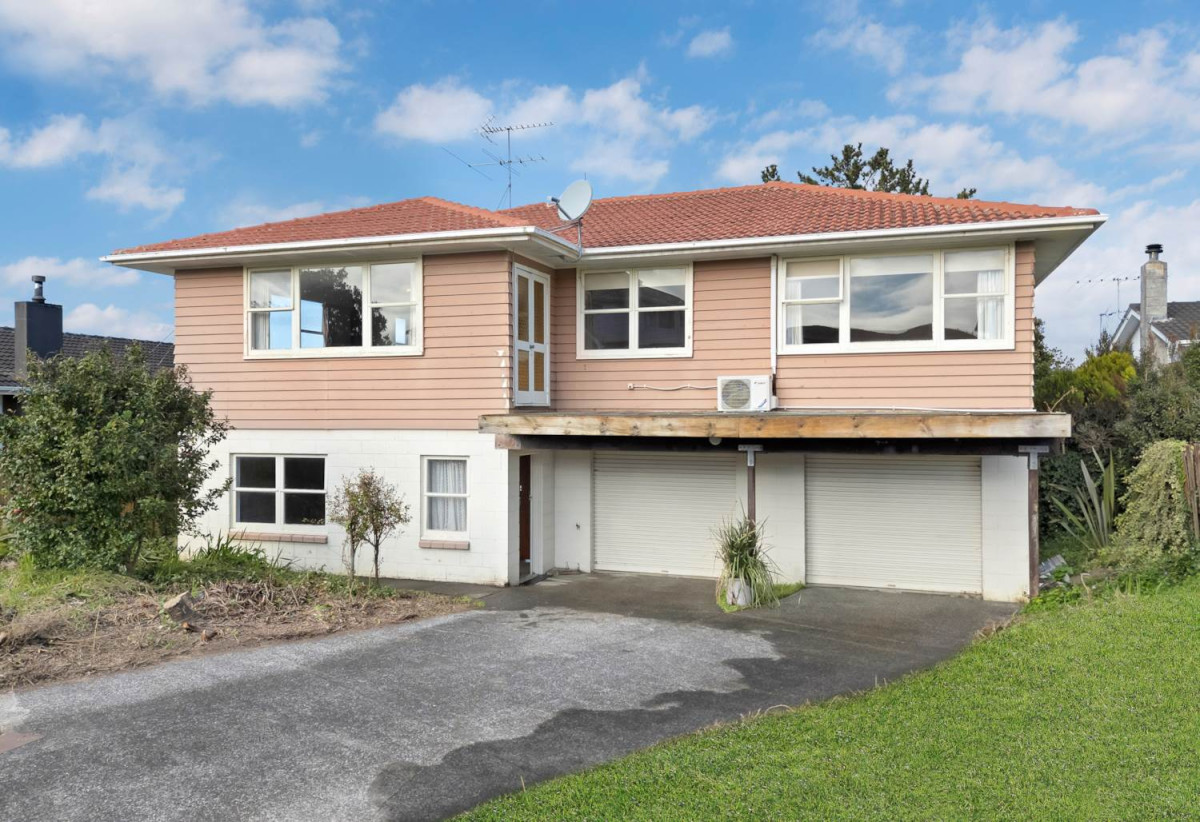 Must Sell, Deceased Estate, 220m2 4 beds 2 baths house with double garage, Huge rumpus room with separate laundry, Potential to reconfigure into a spacious 5-bedroom, 3-bathroom family home (subject to Auckland Council approval), 3 Welland Place, Hillcrest, Auckland