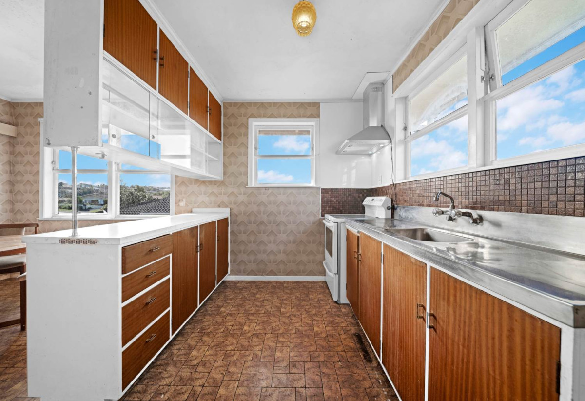 Must Sell, Deceased Estate, 220m2 4 beds 2 baths house with double garage, Huge rumpus room with separate laundry, Potential to reconfigure into a spacious 5-bedroom, 3-bathroom family home (subject to Auckland Council approval), 3 Welland Place, Hillcrest, Auckland
