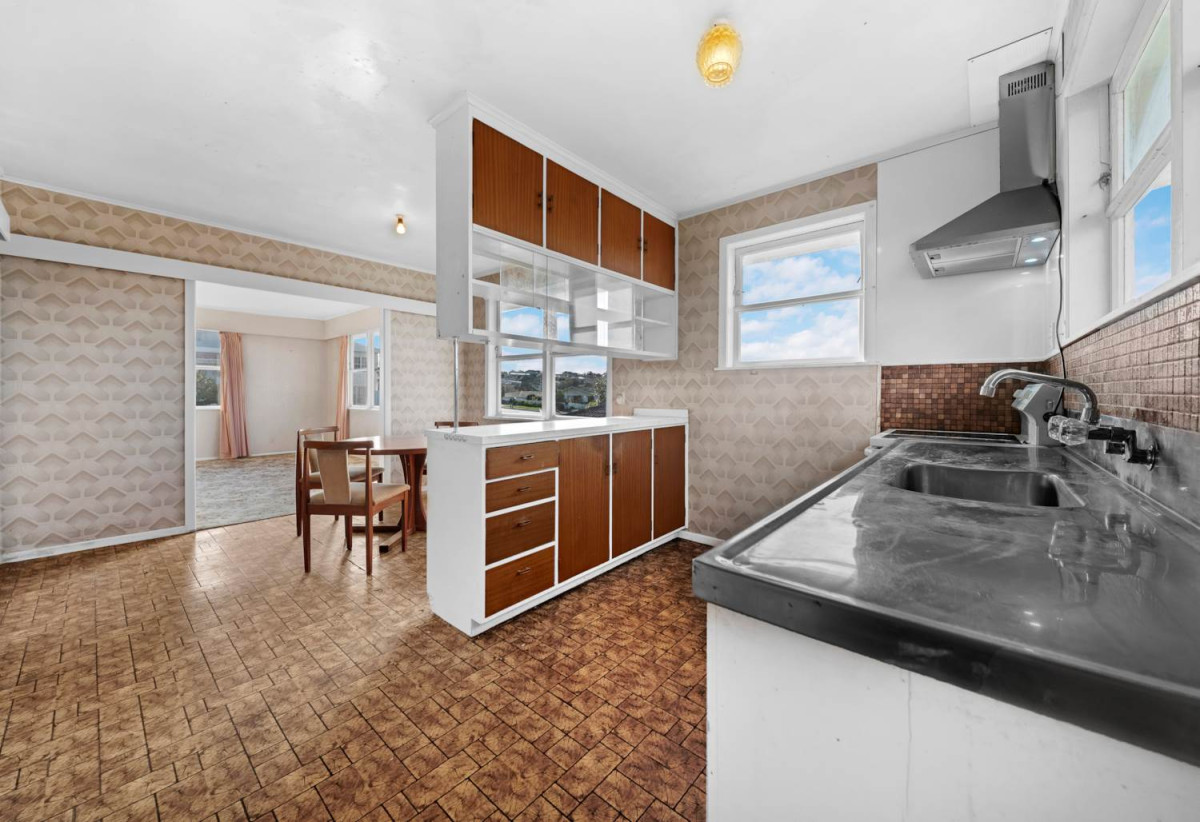Must Sell, Deceased Estate, 220m2 4 beds 2 baths house with double garage, Huge rumpus room with separate laundry, Potential to reconfigure into a spacious 5-bedroom, 3-bathroom family home (subject to Auckland Council approval), 3 Welland Place, Hillcrest, Auckland