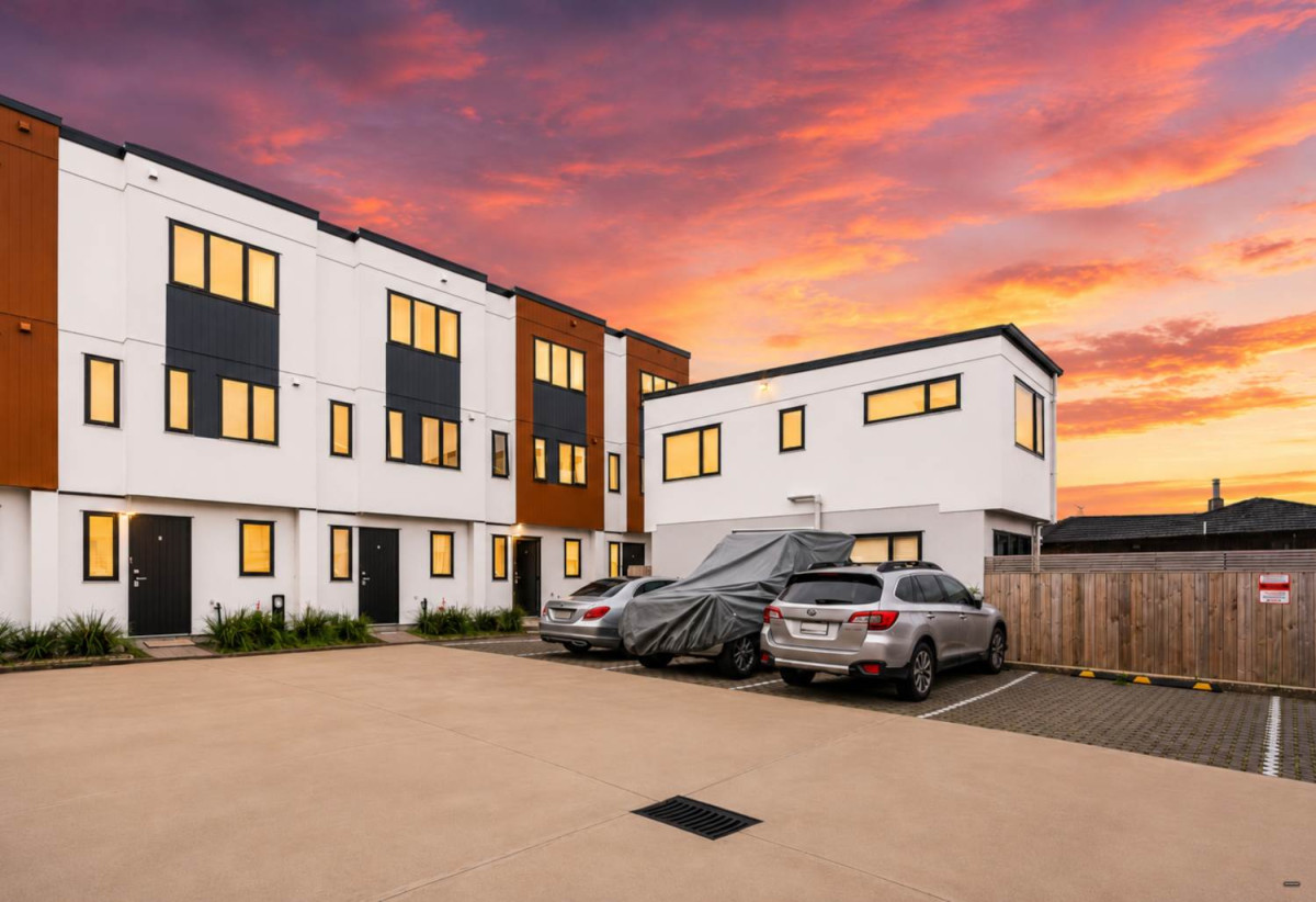Asking $685,000 – priced for an immediate sale, 99m2 Affordable 3 beds 2.5 baths home with car park, Flexible second living area or home office, 6/3 Abbotleigh Avenue, Te Atatu Peninsula, Auckland