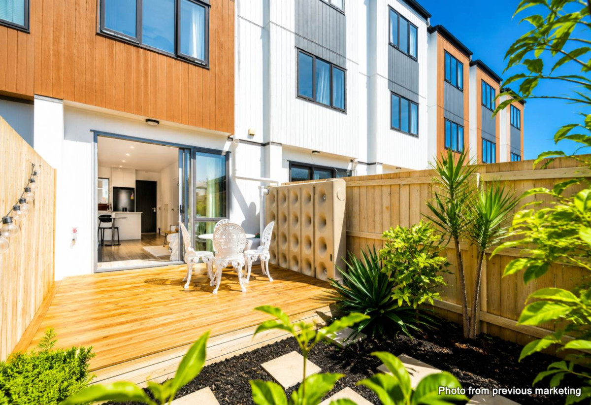 Asking $685,000 – priced for an immediate sale, 99m2 Affordable 3 beds 2.5 baths home with car park, Flexible second living area or home office, 6/3 Abbotleigh Avenue, Te Atatu Peninsula, Auckland