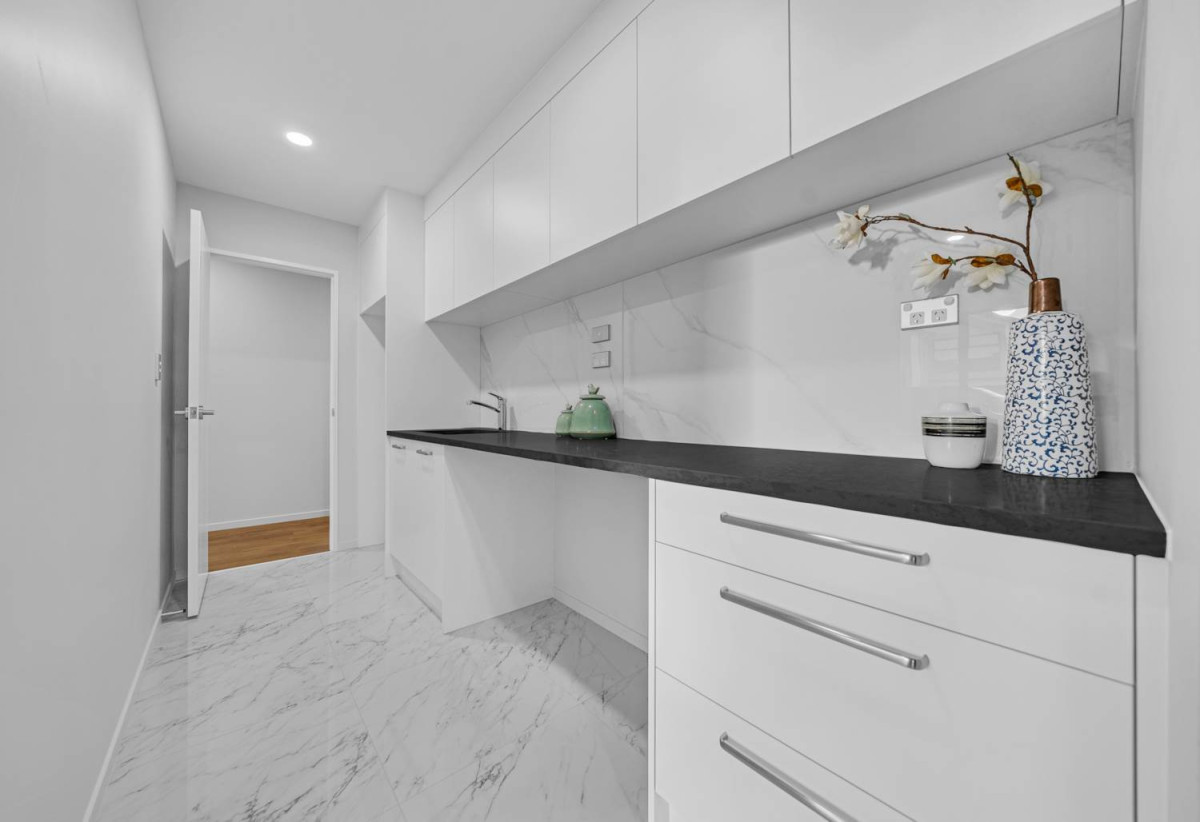 Brandnew 7 beds 5.5 baths house with double garage and 2 beds granny, 23 Emerald Avenue, Karaka, Auckland
