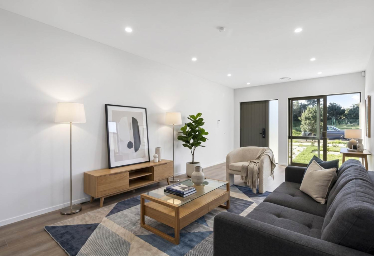7 beds ( 2 ensuites) 4 baths house with double garage, 2 beds 1 bath ground floor, 0.5 km to Hingaia Peninsula School, 68 Papaka Road, Karaka, Auckland
