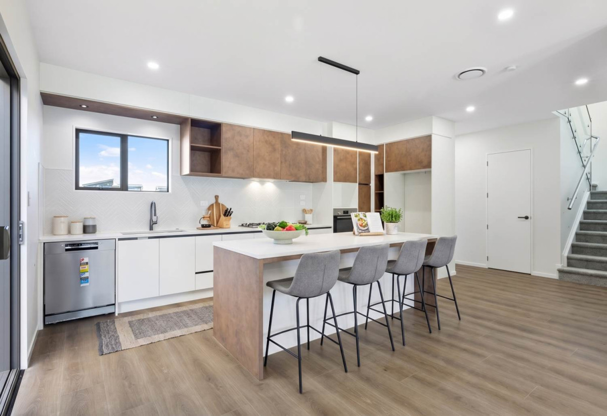 7 beds ( 2 ensuites) 4 baths house with double garage, 2 beds 1 bath ground floor, 0.5 km to Hingaia Peninsula School, 68 Papaka Road, Karaka, Auckland