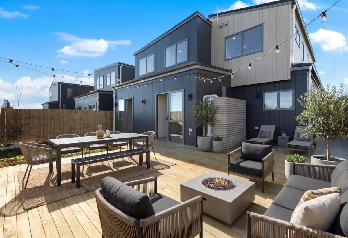7 beds ( 2 ensuites) 4 baths house with double garage, 2 beds 1 bath ground floor, 0.5 km to Hingaia Peninsula School, 68 Papaka Road, Karaka, Auckland