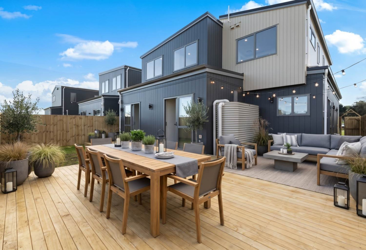 7 beds ( 2 ensuites) 4 baths house with double garage, 2 beds 1 bath ground floor, 0.5 km to Hingaia Peninsula School, 68 Papaka Road, Karaka, Auckland