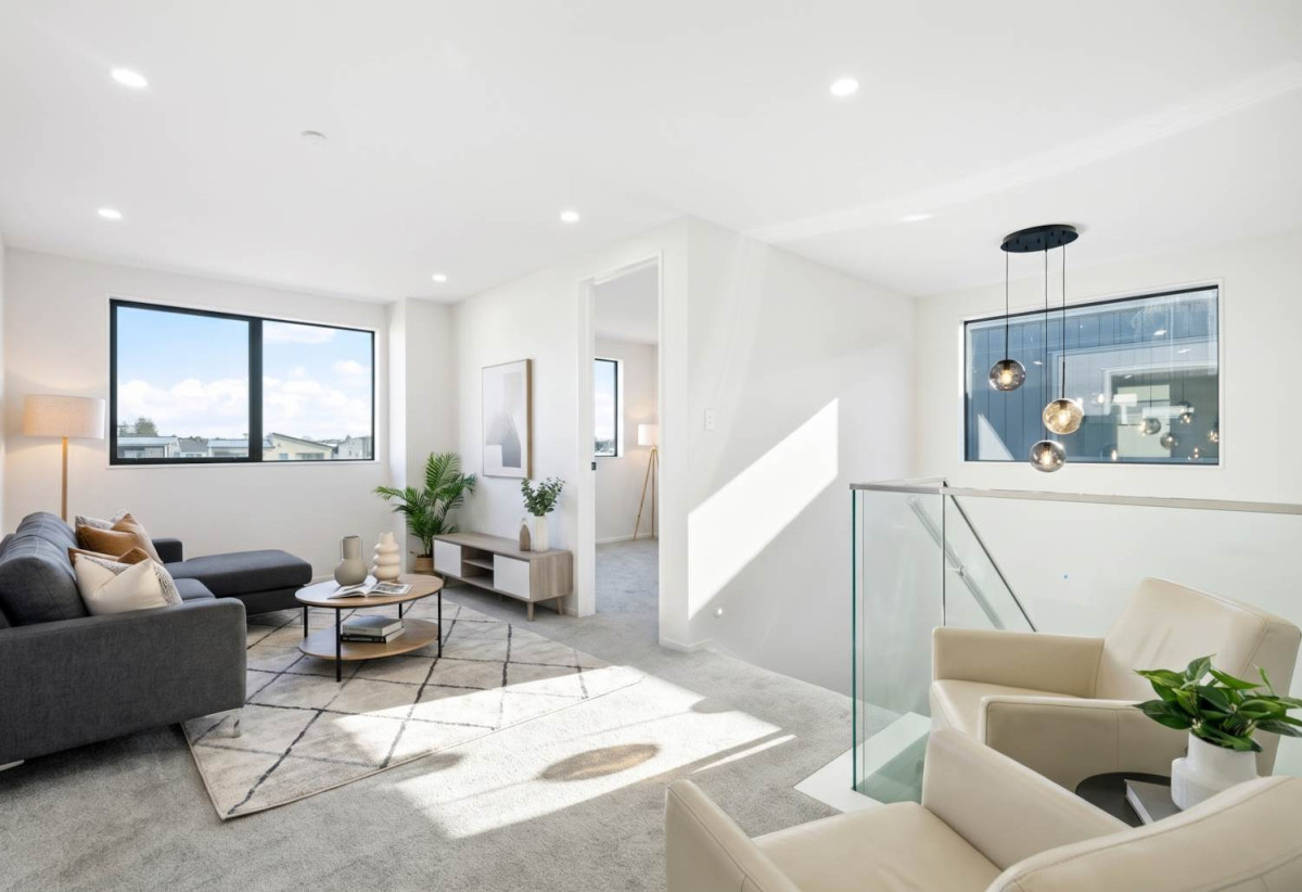 7 beds ( 2 ensuites) 4 baths house with double garage, 2 beds 1 bath ground floor, 0.5 km to Hingaia Peninsula School, 68 Papaka Road, Karaka, Auckland