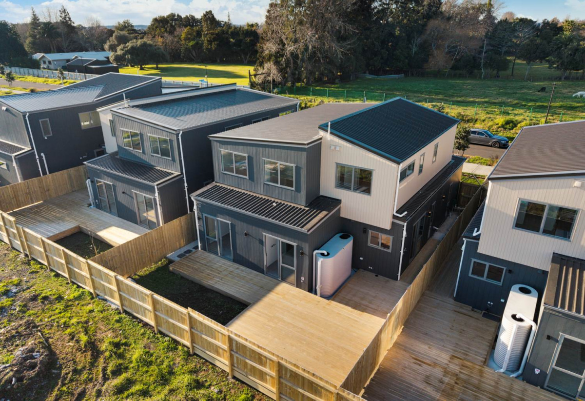 7 beds ( 2 ensuites) 4 baths house with double garage, 2 beds 1 bath ground floor, 0.5 km to Hingaia Peninsula School, 68 Papaka Road, Karaka, Auckland