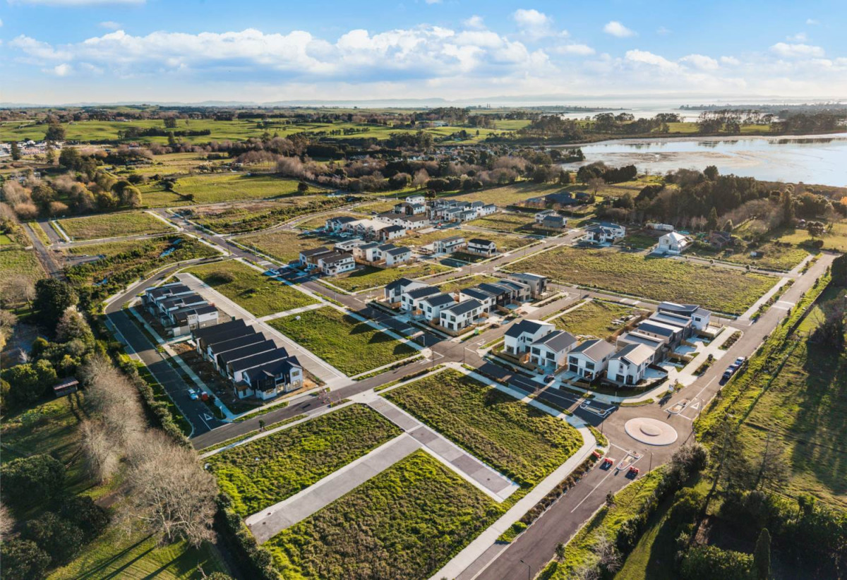 7 beds ( 2 ensuites) 4 baths house with double garage, 2 beds 1 bath ground floor, 0.5 km to Hingaia Peninsula School, 68 Papaka Road, Karaka, Auckland