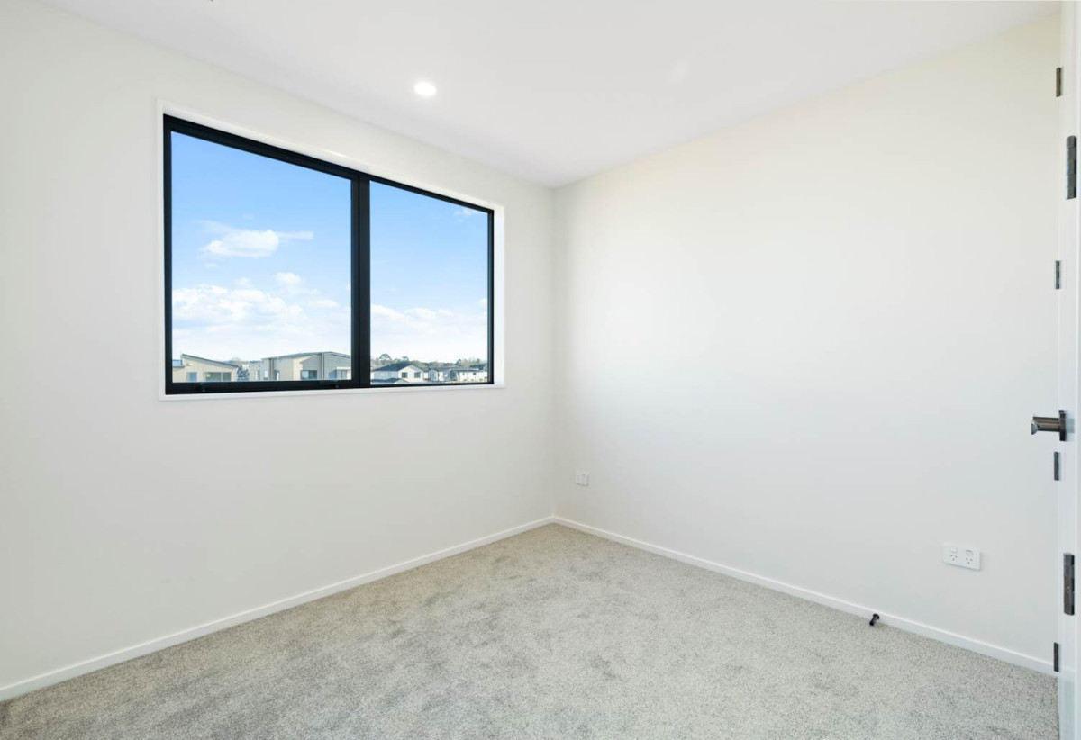 7 beds ( 2 ensuites) 4 baths house with double garage, 2 beds 1 bath ground floor, 0.5 km to Hingaia Peninsula School, 68 Papaka Road, Karaka, Auckland