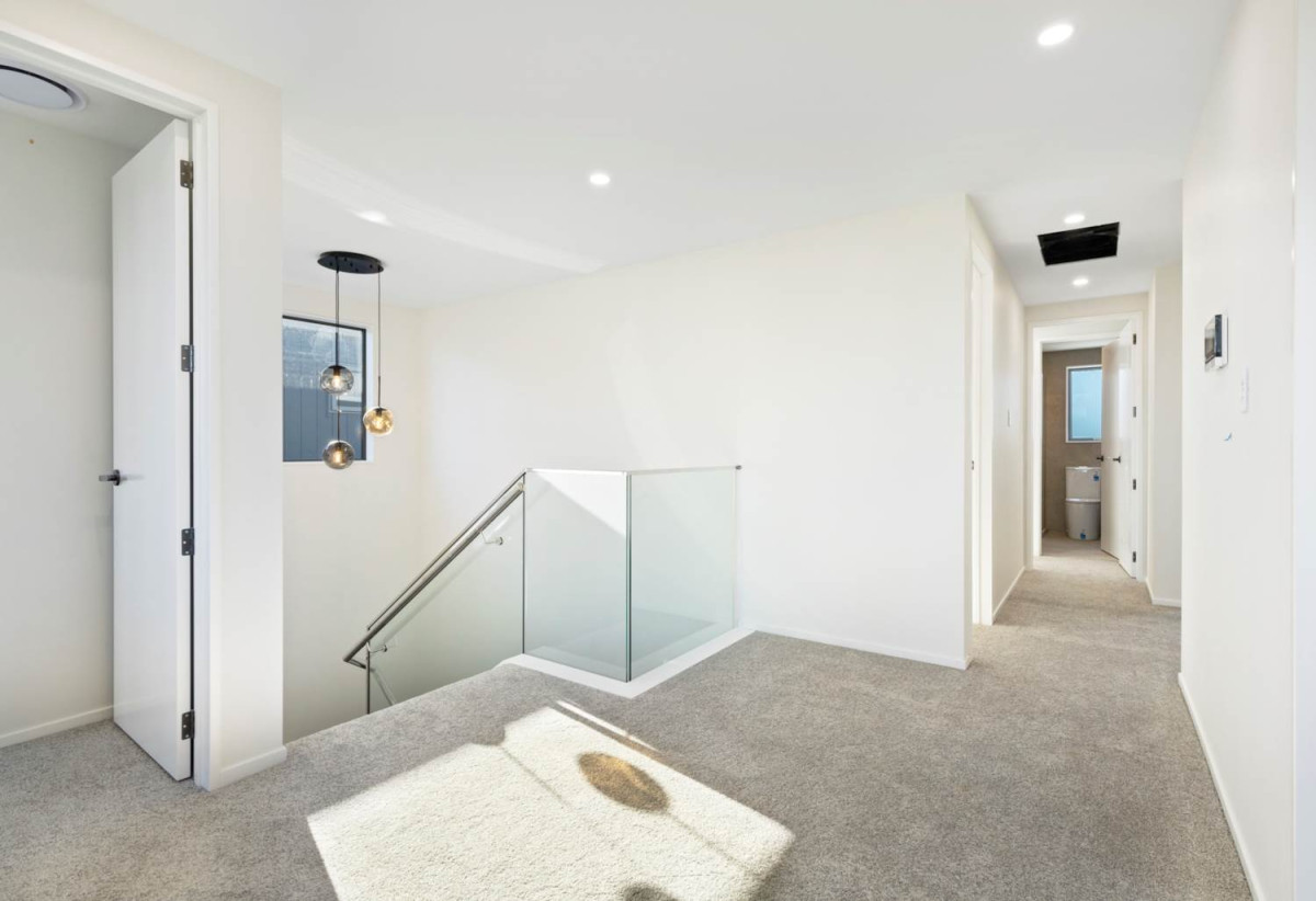 7 beds ( 2 ensuites) 4 baths house with double garage, 2 beds 1 bath ground floor, 0.5 km to Hingaia Peninsula School, 68 Papaka Road, Karaka, Auckland