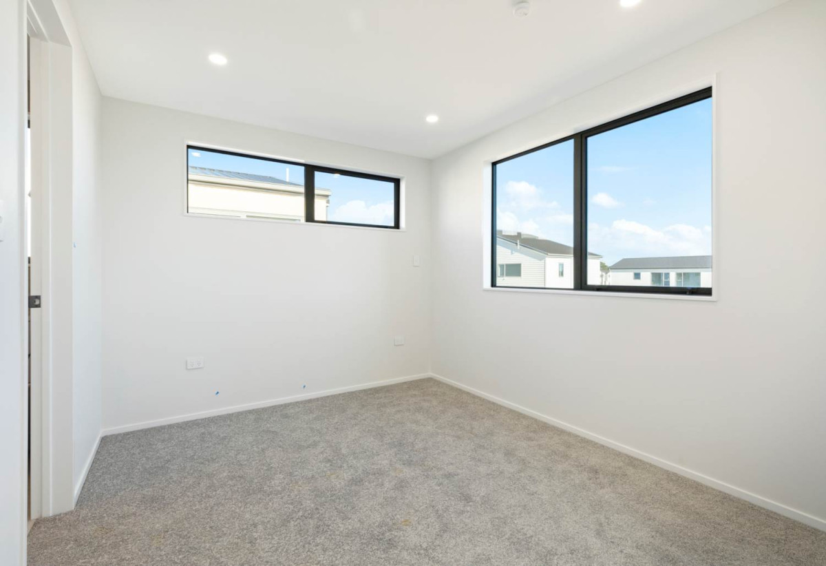 7 beds ( 2 ensuites) 4 baths house with double garage, 2 beds 1 bath ground floor, 0.5 km to Hingaia Peninsula School, 68 Papaka Road, Karaka, Auckland