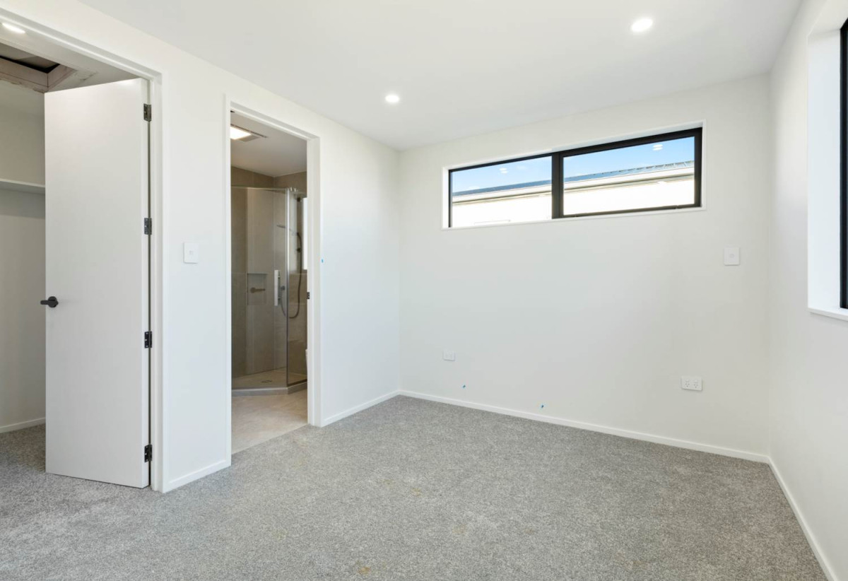 7 beds ( 2 ensuites) 4 baths house with double garage, 2 beds 1 bath ground floor, 0.5 km to Hingaia Peninsula School, 68 Papaka Road, Karaka, Auckland
