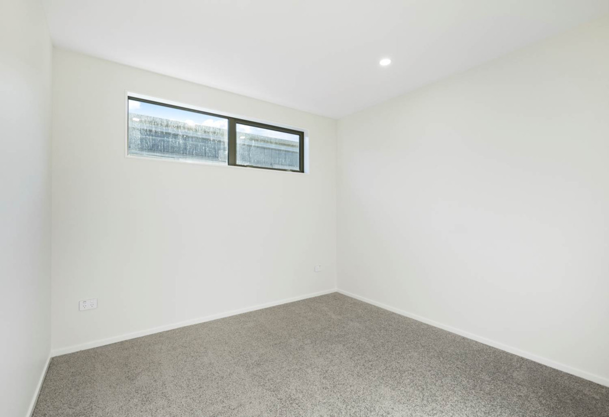 7 beds ( 2 ensuites) 4 baths house with double garage, 2 beds 1 bath ground floor, 0.5 km to Hingaia Peninsula School, 68 Papaka Road, Karaka, Auckland
