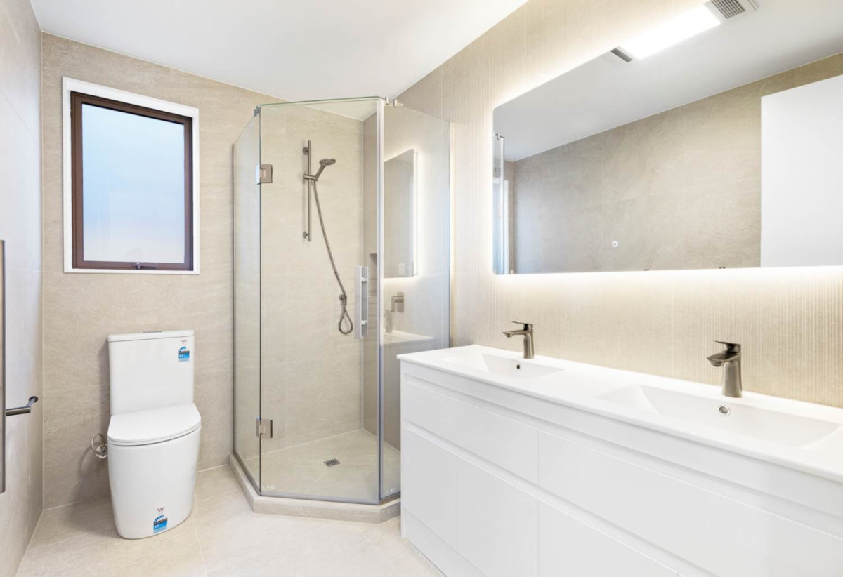 7 beds ( 2 ensuites) 4 baths house with double garage, 2 beds 1 bath ground floor, 0.5 km to Hingaia Peninsula School, 68 Papaka Road, Karaka, Auckland