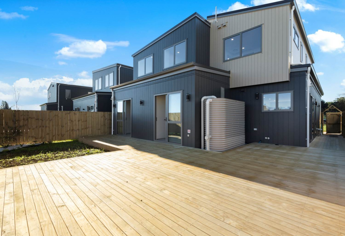 7 beds ( 2 ensuites) 4 baths house with double garage, 2 beds 1 bath ground floor, 0.5 km to Hingaia Peninsula School, 68 Papaka Road, Karaka, Auckland