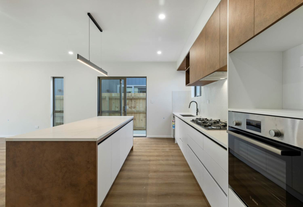 7 beds ( 2 ensuites) 4 baths house with double garage, 2 beds 1 bath ground floor, 0.5 km to Hingaia Peninsula School, 68 Papaka Road, Karaka, Auckland