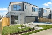 7 beds ( 2 ensuites) 4 baths house with double garage, 2 beds 1 bath ground floor, 0.5 km to Hingaia Peninsula School, 68 Papaka Road, Karaka, Auckland
