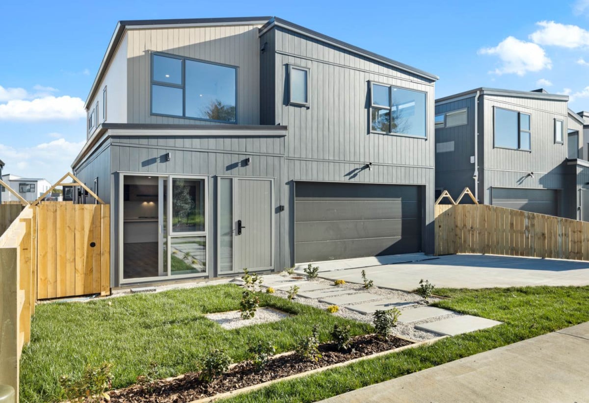 7 beds ( 2 ensuites) 4 baths house with double garage, 2 beds 1 bath ground floor, 0.5 km to Hingaia Peninsula School, 68 Papaka Road, Karaka, Auckland